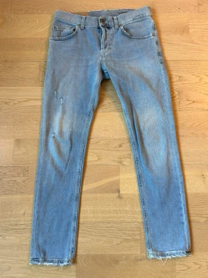 Dondup Jeans limited edition - Säljer ett par ljusblåa jeans från Dondup Artisan Limited Edition som är storlek 30, skicket är riktigt bra, inga tecken på användning men om du har på dig dom känner du att de använts fåtal gånger. Skriv gärna vid funderingar eller nått. pris är ej hugget i sten!