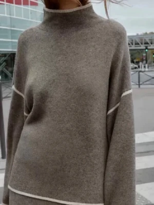 stickad tröja  - Jätte fin tröja från Zara i en brun beige färg perfekt till hösten❤️
