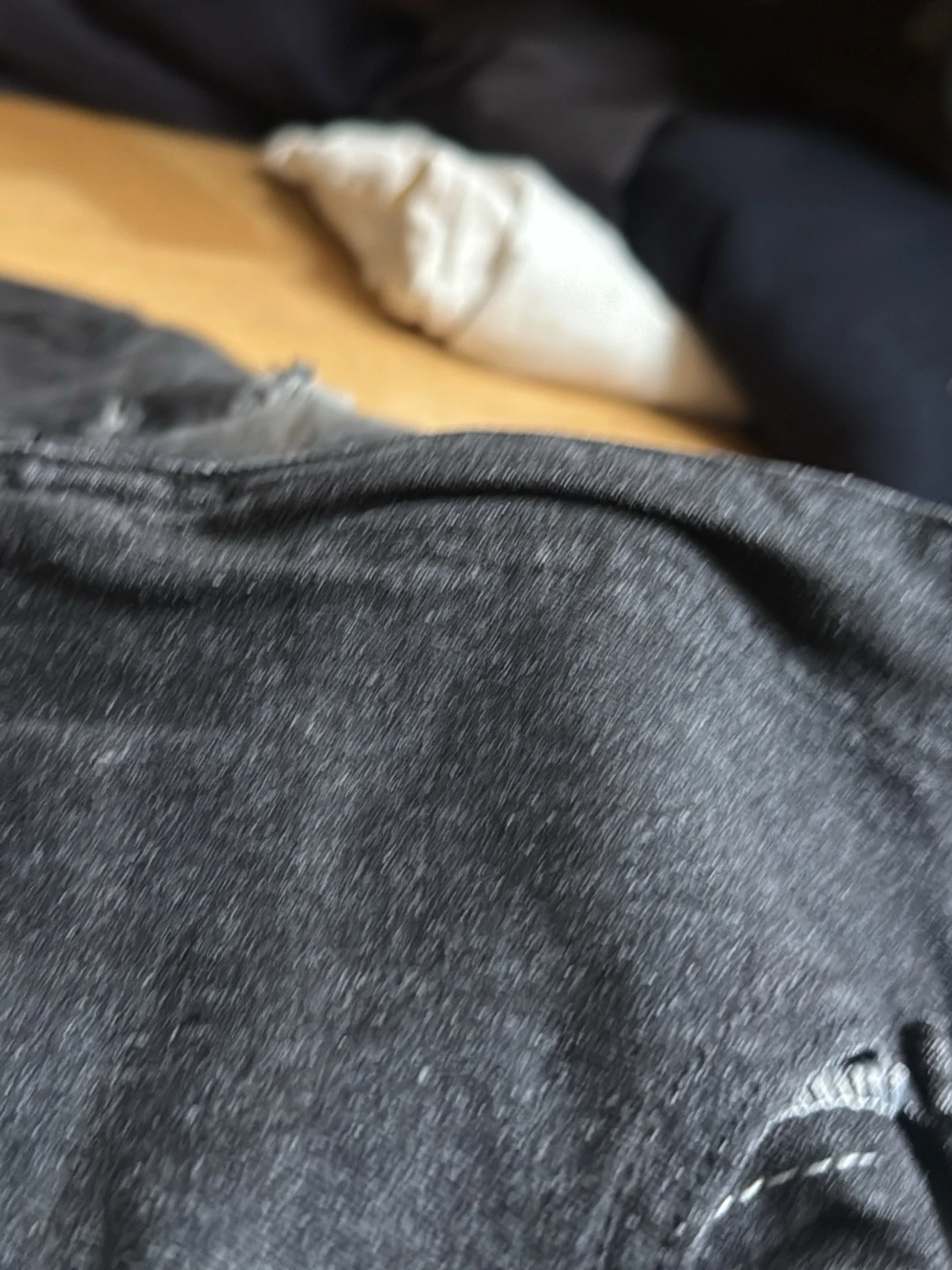 Sjukt feta svarta jeans med slitningar och färg - 2