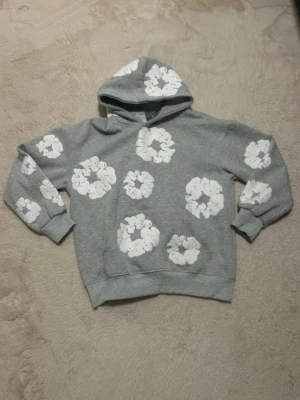 Denim Tears Hoodie - Säljer denna fina hoodien eftersom jag inte använder den. Hoodien är väldigt hög kvalite och har inga problem. Vid frågor så är det bara att skriva✍️🙏