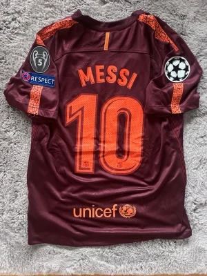 Fc Barcelona Messi - En Barcelona tröja med Messi, storlek L