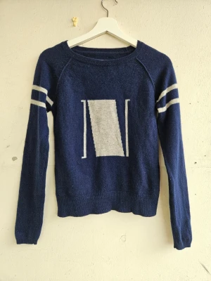 Kaschmirtröja - Marinblå kaschmirtröja med mönster i ljusgrått. Mjuk och varm cashmere. Tyvärr inga lappar kvar men passar storlek S-M. Litet hål som är lagat på höger arm, men så pass litet att det i princip inte syns när man har den på sig. Ses på sista två bilderna..