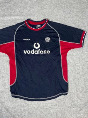 Manchester United fotbollströja Umbro - Snygg retro Manchester United träningströja. Pris går att diskutera! 😊