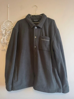 Grå fleece från Lyle & Scott - Grå fleecejacka från Lyle & Scott.  Perfekt till tidig vår/sensommar/höst. 100% polyester, inga tecken på användning 