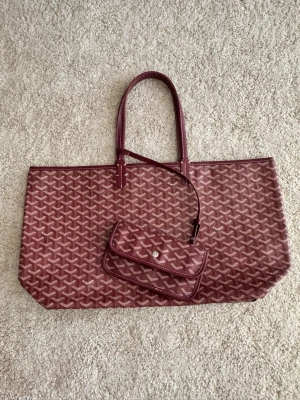 Vinröd shoppingväska - Oanvänd, mått 57*39*19*32 cm