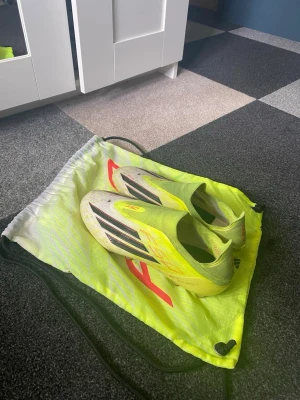 Gula Adidas fotbollsskor f50 - . ADIDAS F50 storlek 42 köpta ny pris på unisport. Använda ungefär 10 träningar då de kändes lite för små. 