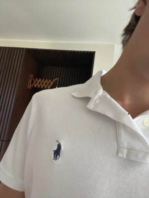Vit pikétröja från Ralph Lauren - Tja, jag säljer en vi piké från ralph lauren i storlek m. Den har inga defekter. Skriv vid minsta fundering eller lägg prisförslag!