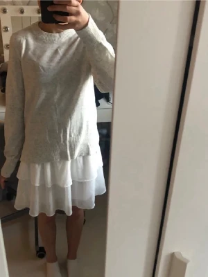 Stickad Tröja - Säljer en ljusgrå stickad tröja från Gina Tricot i strl. XS🩶Köptes för flera år sedan så den går ej längre att hitta! Aldrig använd.