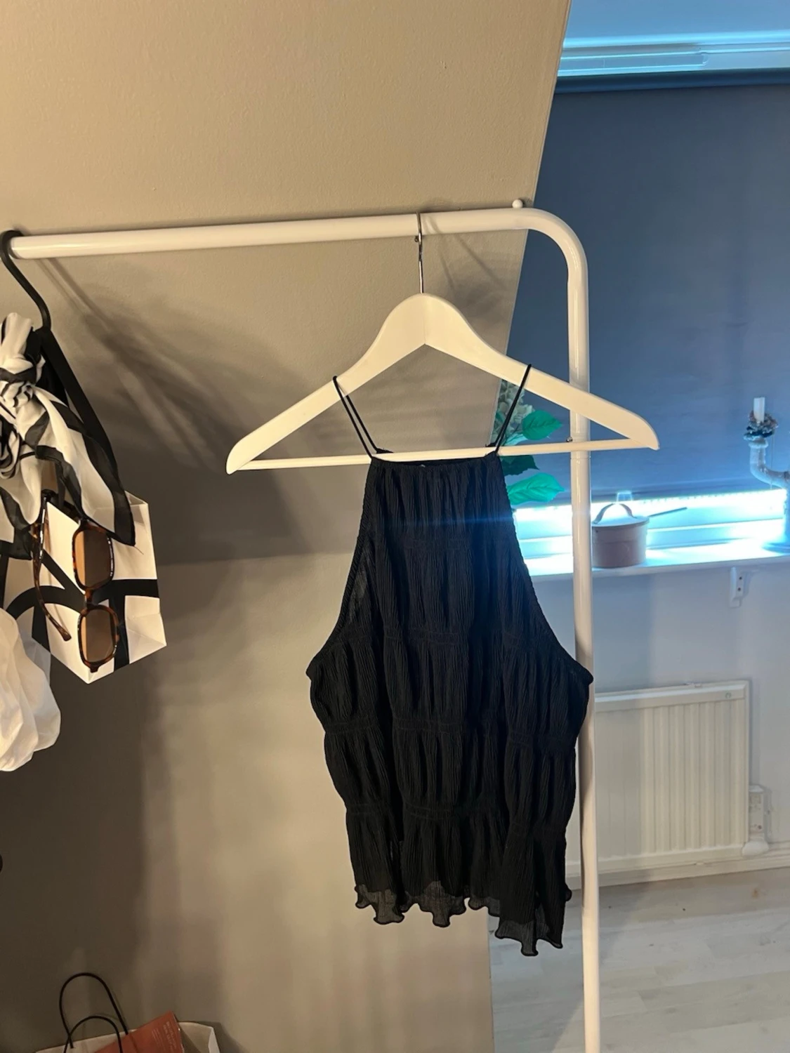 Svart halterneck topp med tunna band