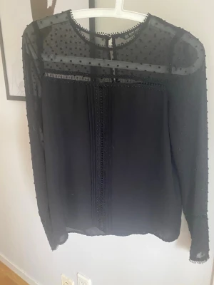 Svart Zara blus - Svart Zara blus utan defekter! Skriv vid intresse pris kan diskuteras!!❤️❤️