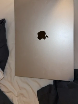 MacBook Pro M3 18GB - Apple MacBook Pro 16 tum med Apple M3 Pro och 18 GB minne, i silverfärg. Har bakbelyst tangentbord, stor styrplatta och inbyggd Liquid Retina XDR-skärm.  Batterhälsan ligger på 100% med 34 cyklar.  Frågor eller funderingar besvaras gärna i dm. Garantin gick ut 6 augusti 2026.  MVH Filip