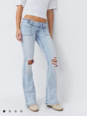 Gina Tricot 14+ pleated flare jeans - Säljer helt oanvända jeans från gina lappen finns kvar🥰pris kan diskuteras, säljer även samma par i S!💓slutsålda på hemsidan!!