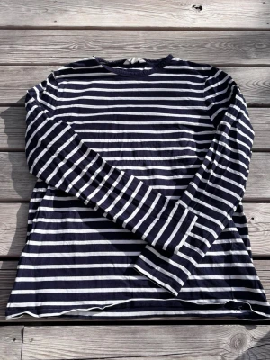 Randig långärmad tshirt - Skitnsygg långärmad tshirt som jag fick i present och de är i bra skick, passar s-m. Vid frågor skriv!