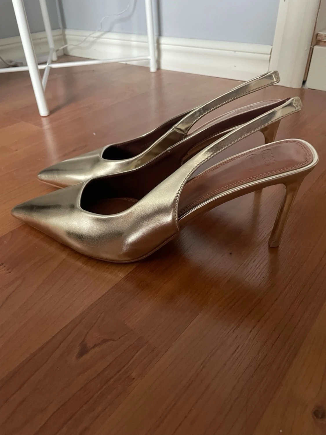 Guldiga slingback pumps med spetsig tå - 1