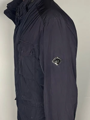 J.Lindeberg field jacket - 👕 Plagg: field jacket                                                                 📏 Storlek: L                                                                🏷️ Märke/Modell: J.Lindeberg                                           ✨ Skick: bra skick, tecken på användning                                                      💬 Vid frågor är det bara att skriva!                                                                                          🛍️ Gramenti