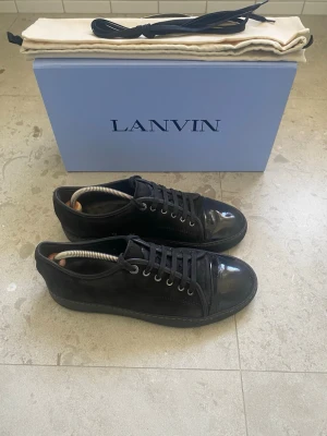 Lanvin Skor - Hej! Säljer nu dessa riktigt snygga lanvin skorna. Det finns lite tecken på användning men fortfarande super fräscha. Skorna är i uk9 som motsvarar storlek: 43. Nypris på dessa är 5200 kr och jag säljer dem för endast 1799kr. Boxen på bilden följer inte med vid köp tyvärr .Tveka inte på att höra av er vid frågor och funderingar. Kan gå ner i pris vid snabb affär, Mvh 🤩🙌