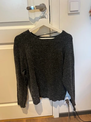 Stickad tröja - Stickad tröja från Vero Moda. Superskön😍 Storlek L men jag som har S/M använder den som mer oversized tröja 