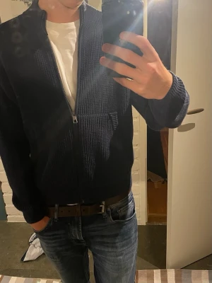 Blå cardigan ZARA (ca  160-168 cm ) - Blå cardigan från zara i storleken 11-12. Jag skulle säga att den passar 160-168cm. Själv är jag 173 ( bilden ). Mycket bra skick använd kanske 5 gånger