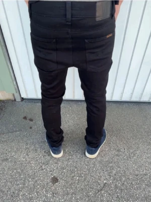Svarta nudie jeans - Säljer ett par svarta slim fit nudie jeans som är i nyskick och jag har bara använt dessa en gång och märkte att dom var för små storlek: 29/30