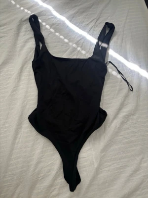 Svart body från Zara - Säljer för den är för liten. Storlek S. Prislappen sitter kvar.