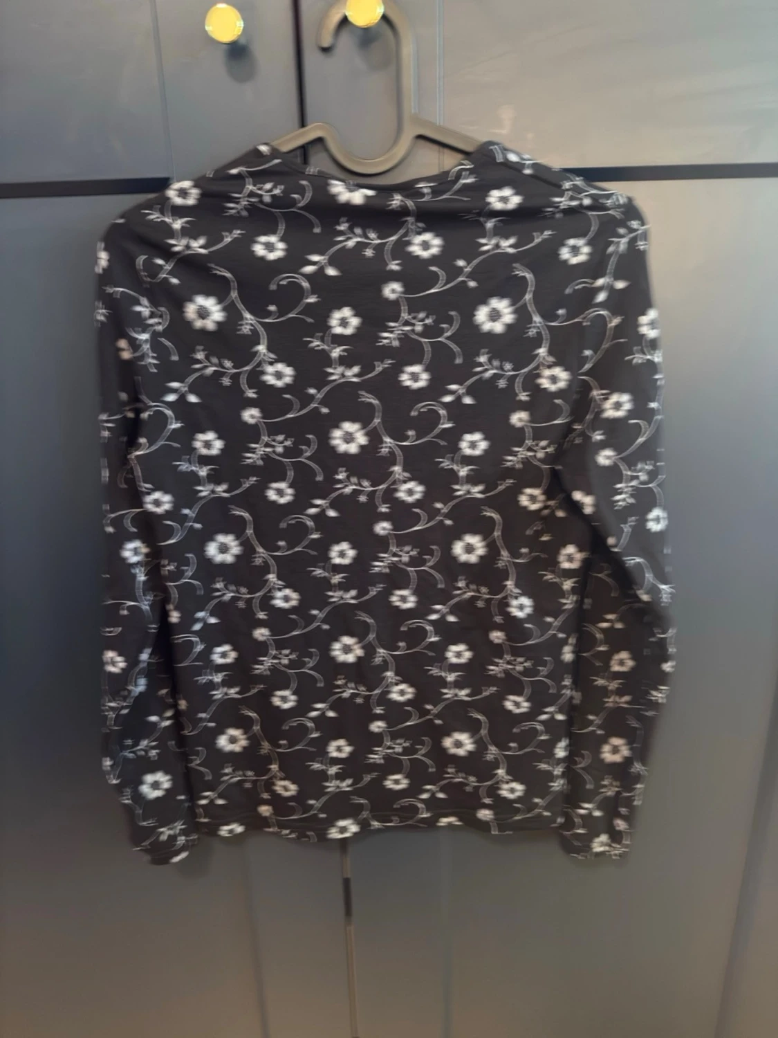 Svart blommig långärmad topp - 1