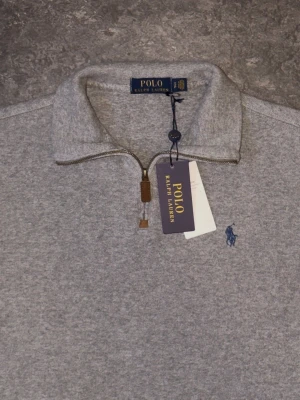 POLO RALPH LAUREN QUARTER-ZIP PULLOVER - SWEATSHIRT  - 👕 Plagg: Quarter Zip.                                       📏 Storlek: S men kan kanske även passa M 🏷️ Märke/modell: Polo Ralph Lauren.                  ✨ Skick: Fint skick, 7/10.                                  Vid frågor eller funderingar är det bara att skriva!