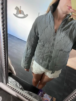 Intressssekoll på denna Zara jacka  - INTRESSEKOLL på denna fina jacka från Zara i storlek xs fint skick 💕