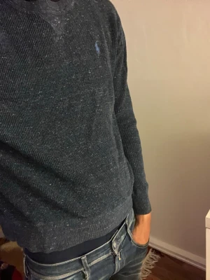 Mörkblå stickad tröja från Polo Ralph Lauren - Säljer en tvär schysst Ralph lauren tröja i nyskick I storlek sitter den som en S eller M inga defekter!