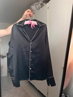 PyjamasTröja Svart - En svart pyjamaströja från New Yorker i skönt material och i storleken XS
