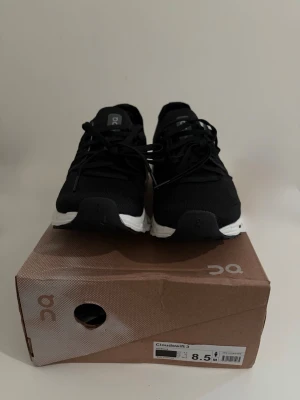 Svarta On Cloudswift 3 sneakers - Snygga svarta On Cloudswift sneakers med vit CloudTec-sula och ventilerande meshmaterial. Skorna har en sportig look med On-logga på sidan och är perfekta för dig som gillar stilrena och bekväma sneakers.