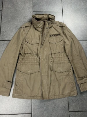 Fieldjacka herr storlek L  - En fieldjacka för herr i ett mycket fint skick från varumärket ”black lable crestbridge”. Perfekt för hösten. 