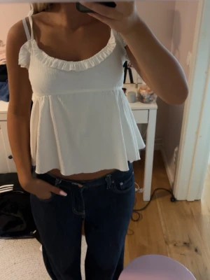 Söt top - Jättesöt vit top skön att ha under tex en kofta. Passar perfekt för mig som är S och 163! Pris kan diskuteras! 😊vid köp av något annat av mig kan denna komma med gratis istället! Bara använd under bildtillfället.
