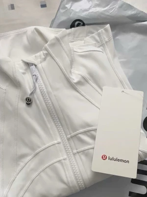 Lululemon define jacket  - Säljer en lululemon define jacket i vit♥️helt oanvänd