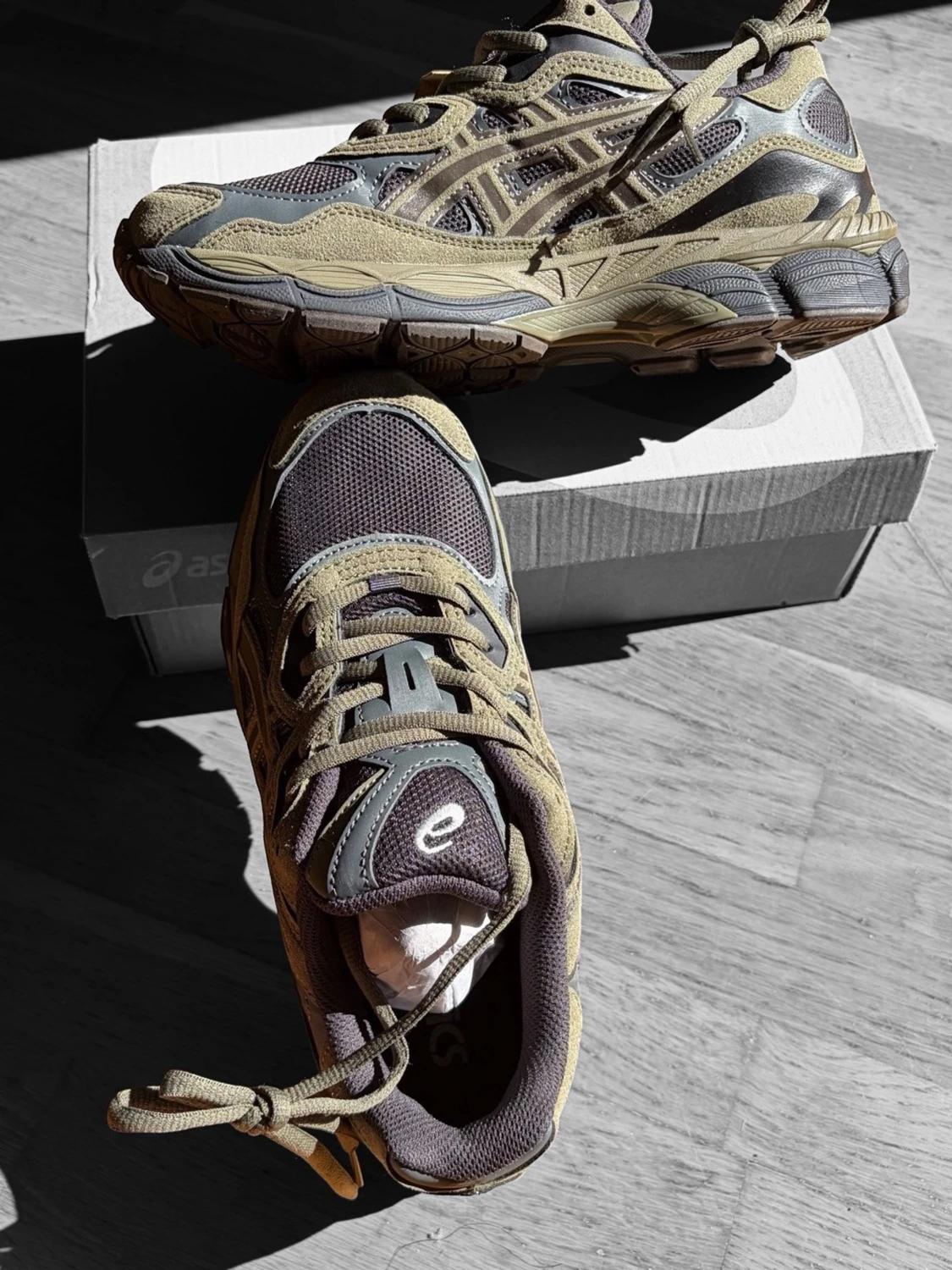 ASICS sneakers i olivgrönt och grått - 1