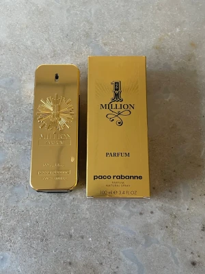 1 Million Parfum från Paco Rabanne 50ml - Halva parfymen kvar den var 100ml innan nu ungefär 50ml så väldigt bra pris nu väldigt söt doft perfekt till både sommar och vinter 1 Million Parfum från Paco Rabanne i en lyxig guldfärgad flaska med unik rektangulär form och detaljerad relief på framsidan. Flaskan har en elegant kombination av guld och mörktonat glas. Förpackningen är också guldfärgad och matchar flaskans exklusiva design.