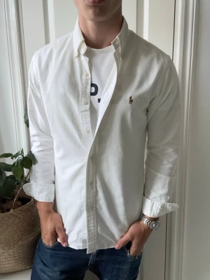 Ralph lauren skjorta slim fit - Ralph lauren skjorta slim fit, Inga defekter men är använd, tex så kan man se minimal färg ”gulning” på inuti kragen och slutet på ärmen! Modellen i bilderna är 180 cm 75 kg och bär Storlek M slim fit , Kom med frågor! 🌟 (Kan gå ned i pris vid köp av paket 😉) 