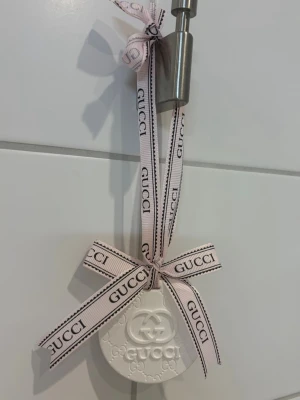 Gucci doft podd - Helt ny rund lyxig doftpodd som är perfekt att hänga antingen i bilen eller i hemmet, har en fräsch doft av nytvättat och är en lyxig inredningsdetalj🌸
