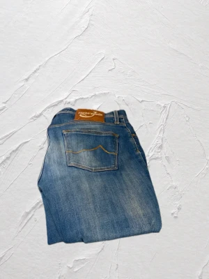 Jacob Cohën jeans - Hej! Nu säljer jag dessa Jacob Cohën jeans som har en väldig fin colorway. Dessa är väldigt fräscha förutom att det är en ytterst litet hål på högra knäet. Storlek W28 L30,kontakta mig vid ytterligare frågor!                  🤝//Deluxe Fa$hion
