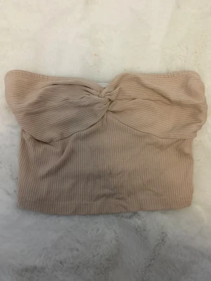 Beige topp - En beige topp från Shein, storlek XS. Toppen har en liten fläck på framsidan.