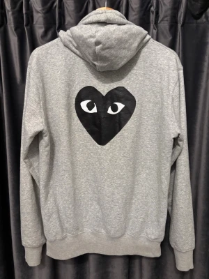 CDG play hoodie  - Comme des garçon play hoodie - skick 8/10, fint skick! - storlek S - skön och clean hoodie med hjärtat både fram o bak - är ej säker på äkthet på denna tyvärr - hör av er vid frågor🙌