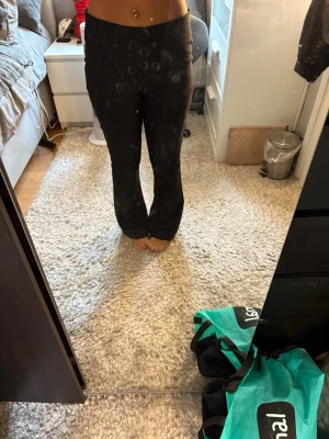 bootcut kostymbyxor -  kommer sälja dessa på min live söndag 23/8, man kan även köpa de innan liven annars! skriv vid frågor💞 