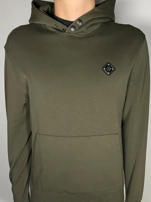 J.Lindeberg hoodie - 👕 Plagg: Hoodie                                                                📏 Storlek: S sitter mer som M                                                                🏷️ Märke/Modell: J.Lindeberg                                           ✨ Skick: Fint skick                                                        💬 Vid frågor är det bara att skriva!                                                                                          🛍️ Gramenti