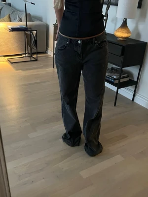 Mörka jeans - Jättefina mörkgrå/svarta jeans! Lite långa på mig som är 1,62🙌