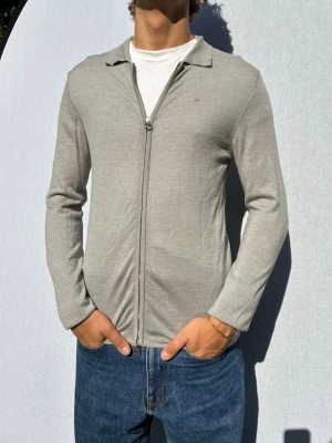 J. Lindeberg kofta grå - Hej och välkommen till byTorén. Detta är en kofta från J. Lindeberg i storlek S med normal passform. Modell på bild är ca 182, 67kg. Plagget är i bra skick utan några defekter. Tveka inte på att höra av dig, även om det skulle vara minsta lilla;)