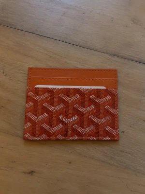 Orange G plånbok -  Säljer den här fett härliga G plånbok skriv vid Interest