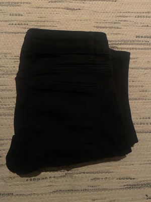 Svarta bootcut jeans - Svarta bootcut jeans från Lindex, säljer pga kommer ej till användning längre. Pyttelite söndertrampade på ena benet längst ner, inget man direkt lägger märke till 🖤