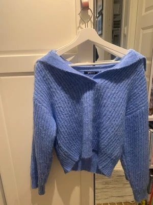 Blå stickad tröja  - Blå stickad tröja från Gina💙 knappt använd