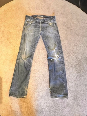 Levis 506 - Säljer dessa otroligt feta vintage levis 506or. Dem har många år på nacken vilket har lett till att det skapas några väldigt unika fades och slitningar. Dem har haft tidigare slitningar som lagats proffesionellt så jeansen är fortfarande i helt fungerande skick. Storleken står inte eftersom jeansen har en speciell lädertab men jag skriver mått nedan. Hör av er vid minsta frågor eller funderingar🙌.    Längd: 112cm.             Midja: 45cm.      Benöppning: 23cm