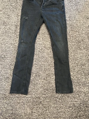 Svarta jeans dondup  - Tjena! Säljer ett par svarta jeans från dondup med riktigt schyssta slitningar. Extremt bra skick. Hör av er vid frågor! 