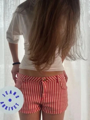 Rödvit randiga jeansshorts - Coola shorts